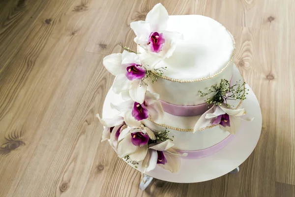 Vacker bröllopstårta med blommor, närbild på tårta med blurr — Stockfoto