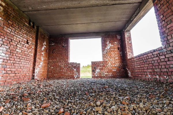 Interior de um edifício antigo em construção. Alvenaria de tijolo laranja — Fotografia de Stock