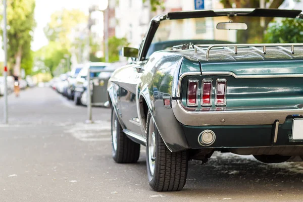 Vista trasera de cerca de coche viejo negro vintage estacionado en una calle i — Foto de Stock