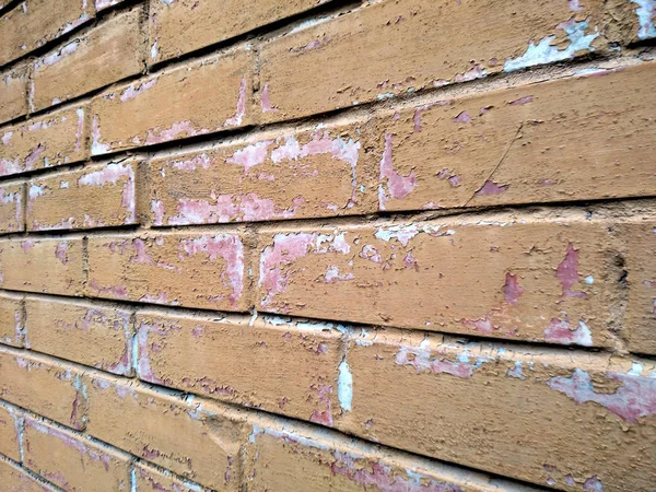 Vieux mur de briques recouvert de peinture fissurée — Photo
