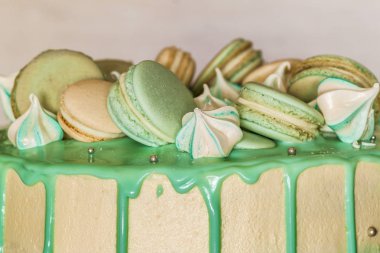 Macaroons üstte tatlı krem yeşil pasta