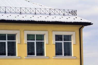 Windows ile bina bir sarı ayrıntılı görüntü