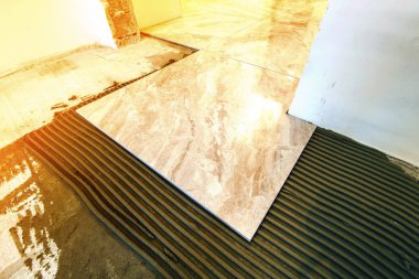 Seramik kiremit ve çatı ustası için araçlar. Kat yükleme döşer. Hom