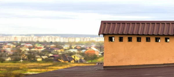 烟囱在一个新的房子的屋顶与城市下面的看法 — 图库照片