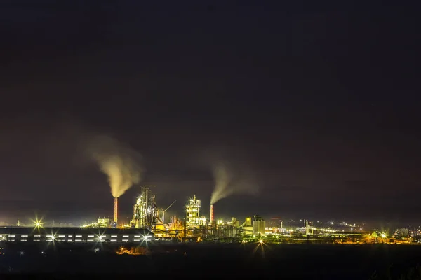 Vue panoramique de la cimenterie et de la mise sous tension la nuit à Ivano — Photo