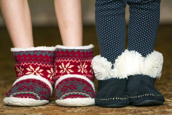 Голые детские ноги и ноги в красных зимних рождественских сапогах с орной — стоковое фото