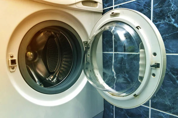 Um close-up da máquina de lavar roupa aberta no banheiro — Fotografia de Stock