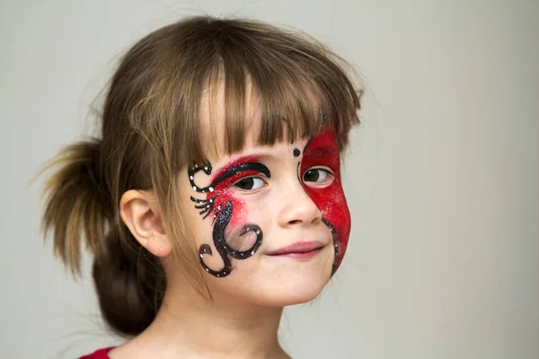 Retrato de menina bonita com pintura borboleta em seu fa Fotografia De Stock