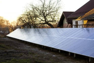 Satır için elektrik üreten güneş elektrik panelleri