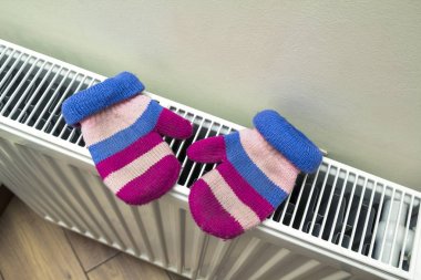 Çocukların sıcak el kurutma hea üzerinde dizili yün eldiven örme