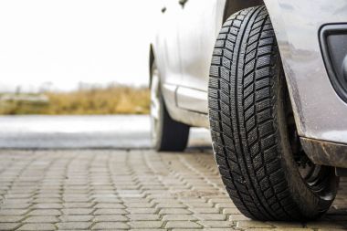 Araba tekerlek siyah kauçuk lastik ile yakın çekim görüntüsü