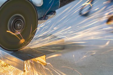 İşçi kesme metal taşlama ile yakın çekim. Sparks sırıtış süre