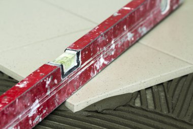 Seramik kiremit ve çatı ustası için araçlar. Kat yükleme döşer. Hom