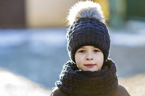 Портрет мальчика в шляпе и шарфе на открытом воздухе в солнечную зиму — стоковое фото