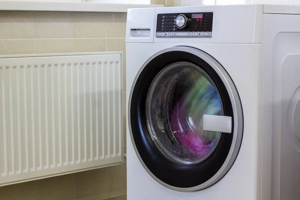 Красочная одежда и полотенца в стиральной машине — стоковое фото