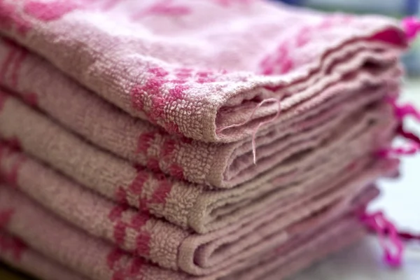 Stack of pink bath towels close-up with blurred background — Stock Photo, Image