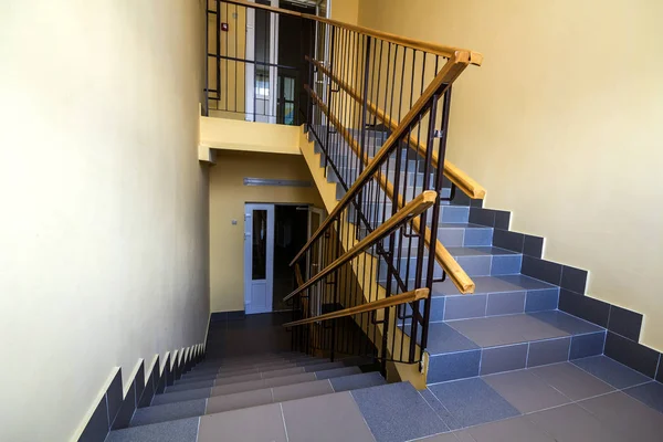 Trappa i bostadshus. Interiör med trappa räcke — Stockfoto