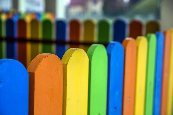 Nahaufnahme bunter Holzbohlen am Zaun — Stockfoto