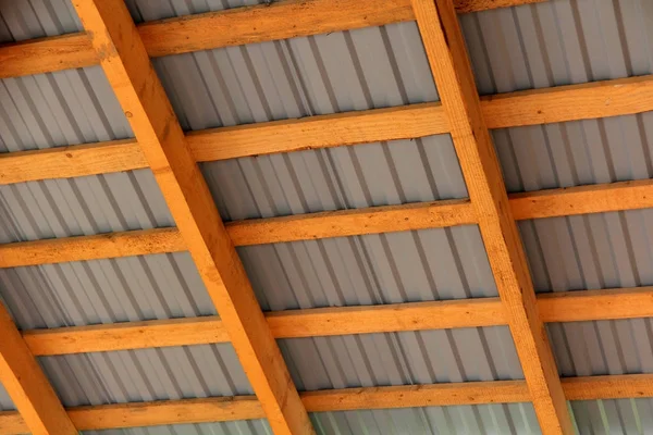 Telaio in legno di nuovo tetto dall'interno. Quadro di costruzione . — Foto Stock