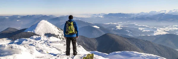 Man hiker on top of a mountain in winter — Stock Photo, Image