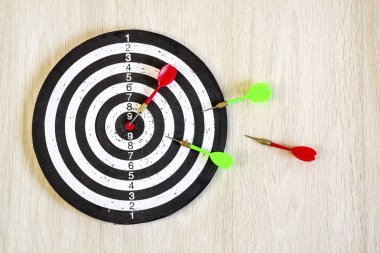 Hedefte oklar ahşap arka plan üzerinde dart. Üstten Görünüm.