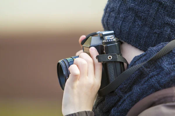 Porträtt av pojke med vintage fotokamera — Stockfoto