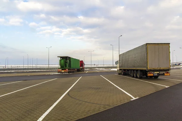 Großer Lastkraftwagen geparkt auf einem Parkplatz — Stockfoto