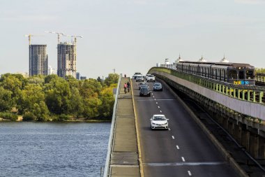 Kiev, Ukrayna - 14 Kasım 2017: Dnipro Nehri ile köprüden