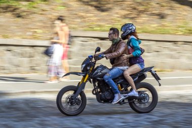 Kiev, Ukrayna - 14 Kasım 2017: Erkek ve kadın bir motorb sürme