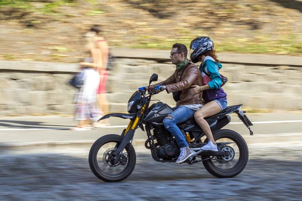 キエフ, ウクライナ - 2017 年 11 月 14 日: 男性と女性、motorb に乗って — ストック写真