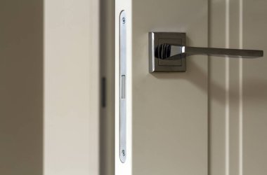 Modern paslanmaz çelik kapı kolu üzerinde beyaz ahşap kapılar