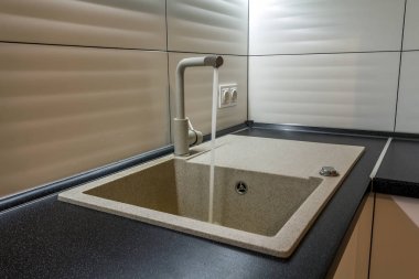 Granit lavabo ve su musluk yeni modern mutfak iç
