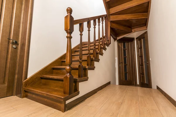 Современные деревянные лестницы и двери из коричневого дуба в новом отреставрированном доме — стоковое фото