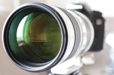 Profesyonel dijital fotoğraf makinesi beyaz zoom telefoto lens