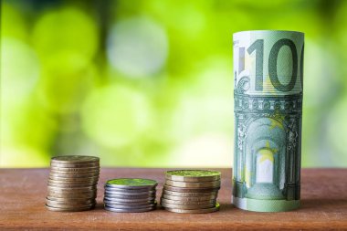 100 euro euro para ile bill banknot üzerinde ahşap haddelenmiş 