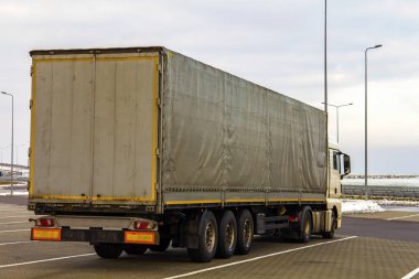 Bir park yerinde büyük kargo kamyon Park