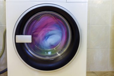 Renkli elbise ve çamaşır makinesinde havlu