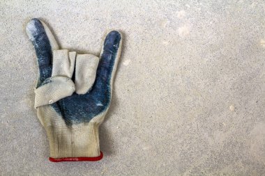 Kirli ve yırtık eski işçinin eldiven kullanılan bir metafor, kavram veya sy