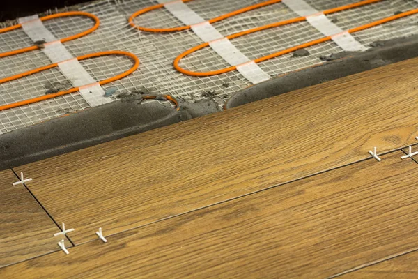 Seramik ve Isıtma elemanları sıcak döşemesinin kurulumu 