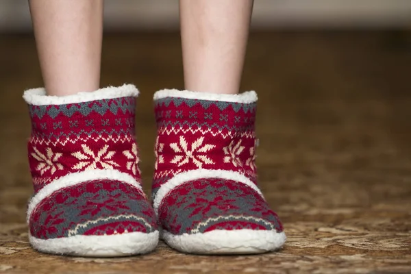 Nagie dziecko nogi i stopy w czerwonych zimowych świąt buty z orna — Zdjęcie stockowe
