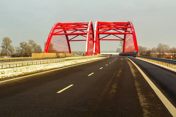 Estrutura de armação metálica de uma ponte sobre uma estrada de estrada — Fotografia de Stock