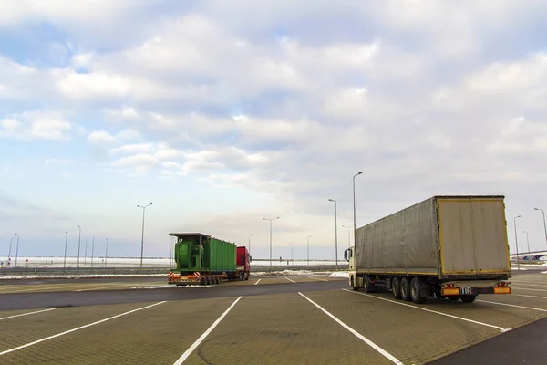 Großer Lastkraftwagen geparkt auf einem Parkplatz — Stockfoto