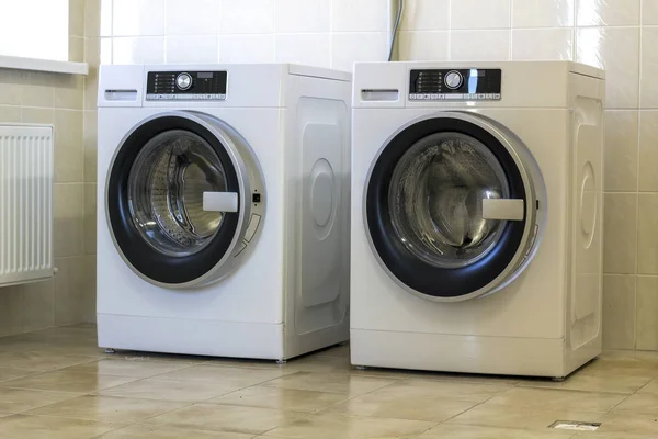 Dois grande máquina de lavar roupa no banheiro — Fotografia de Stock