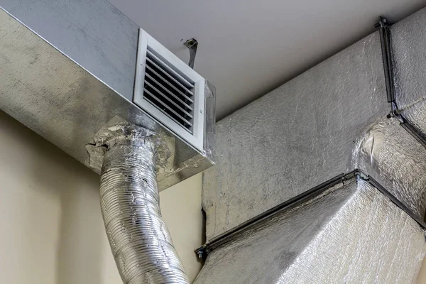 Industriella air duct ventilation utrustning och pipe system insta — Stockfoto