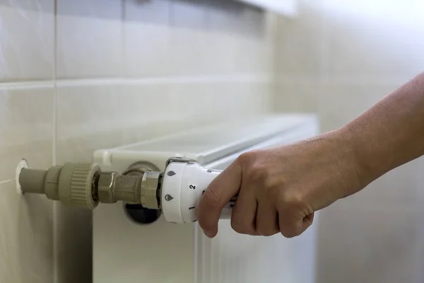 Ręka dostosowanie zawór pokrętło termostatu o grzejniku — Zdjęcie stockowe