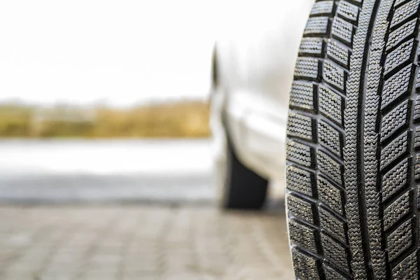 Imagen de cerca de la rueda del coche con neumático de goma negro —  Fotos de Stock