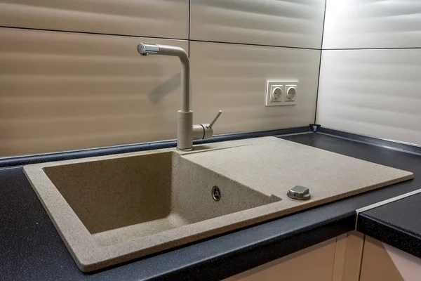 Granit lavabo ve su musluk yeni modern mutfak iç — Stok fotoğraf