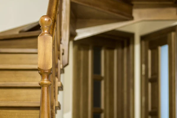 Modernas escadas de madeira de carvalho marrom e portas em nova casa renovada — Fotografia de Stock