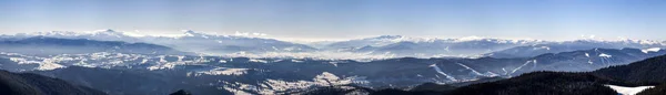 Schneebedeckte Winterberge. arktische Landschaft. Buntes Outfit — Stockfoto