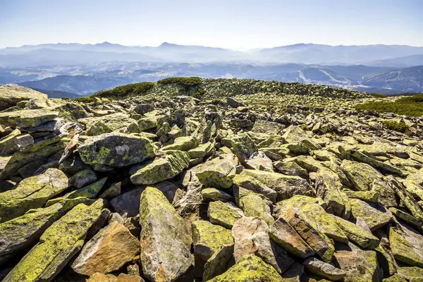 Bir dağın tepesinde çok büyük taşlar — Stok fotoğraf